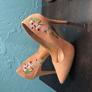 Classy embroidered cream pumps